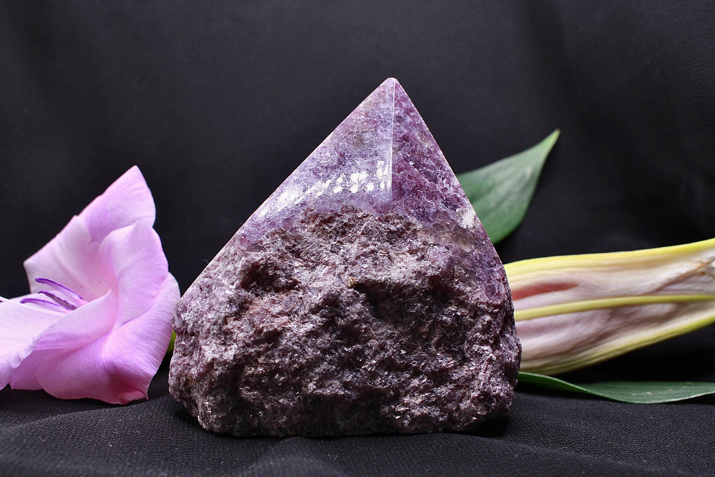 Lepidolith Spitze halbpoliert