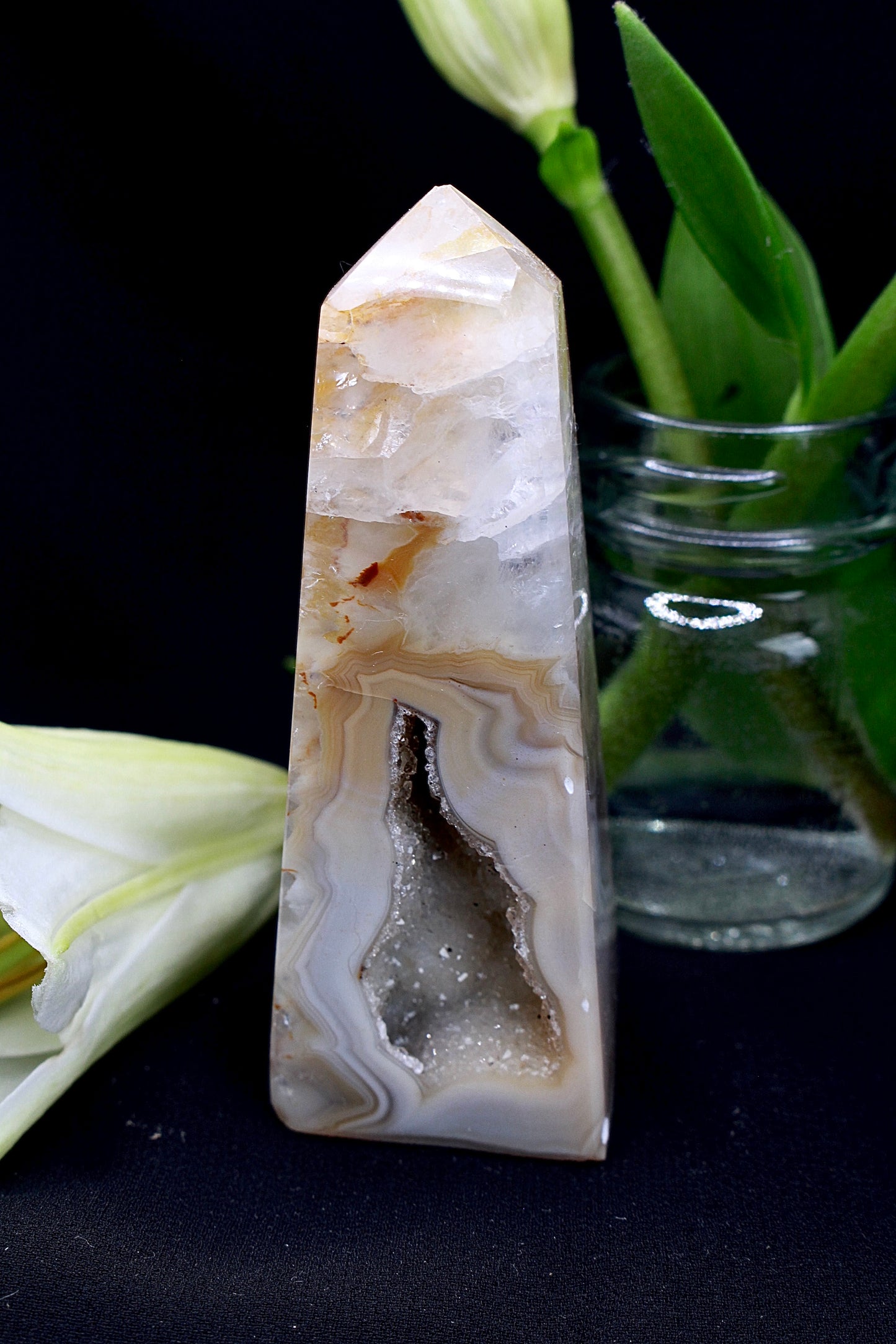 Achat Turm mit Quarzspitze und Druse