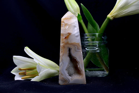 Achat Turm mit Quarzspitze und Druse