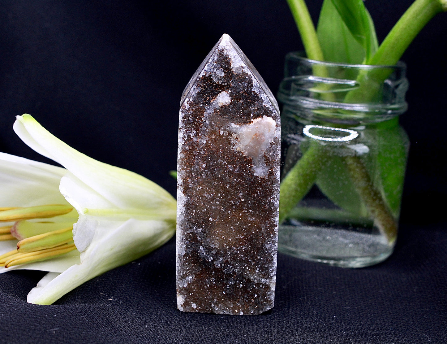 Drusiger Quarz Turm mit Eisen und Calcit